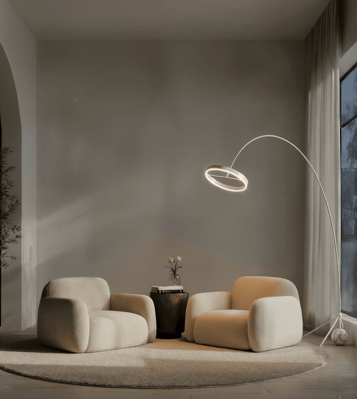 Lámpara de pie de arco LED Ruvela en un salón luminoso – imagen 20