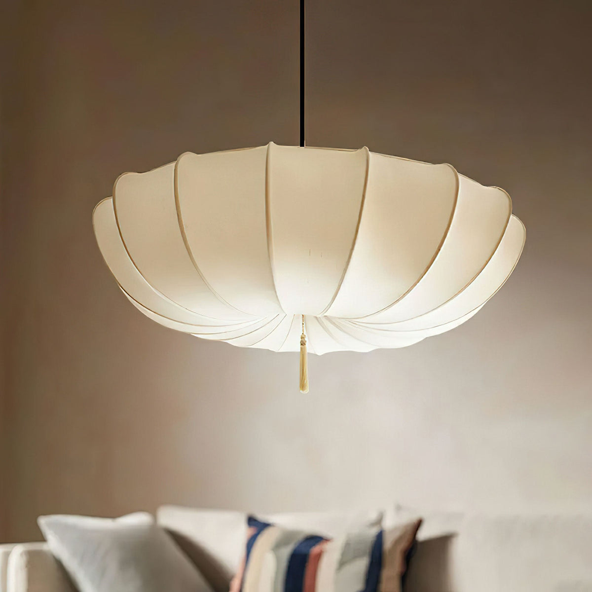 Lámpara colgante de tela plisada Alba en un salón luminoso – imagen 2