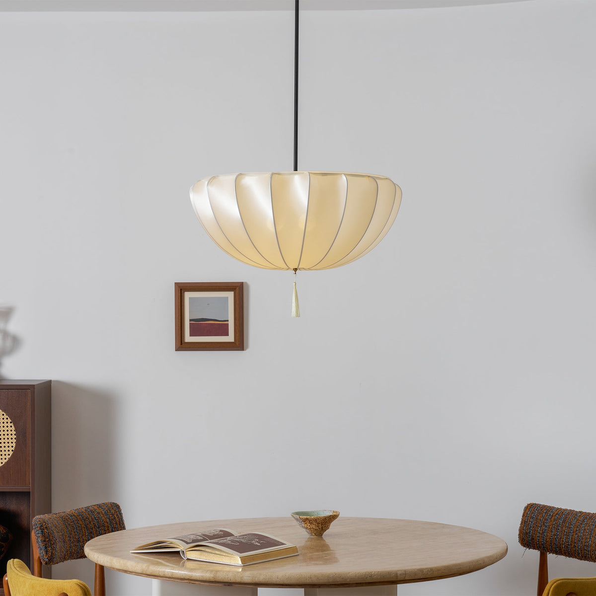 Lámpara colgante de tela plisada Alba en un salón luminoso – imagen 6