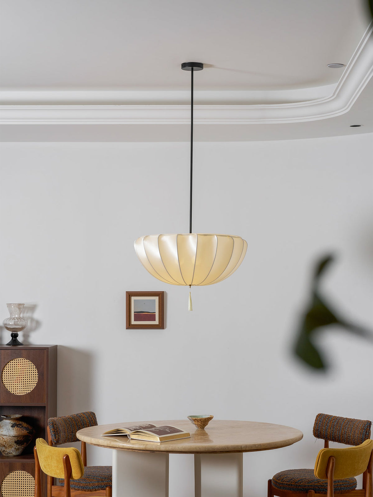 Lámpara colgante de tela plisada Alba en un salón luminoso – imagen 10