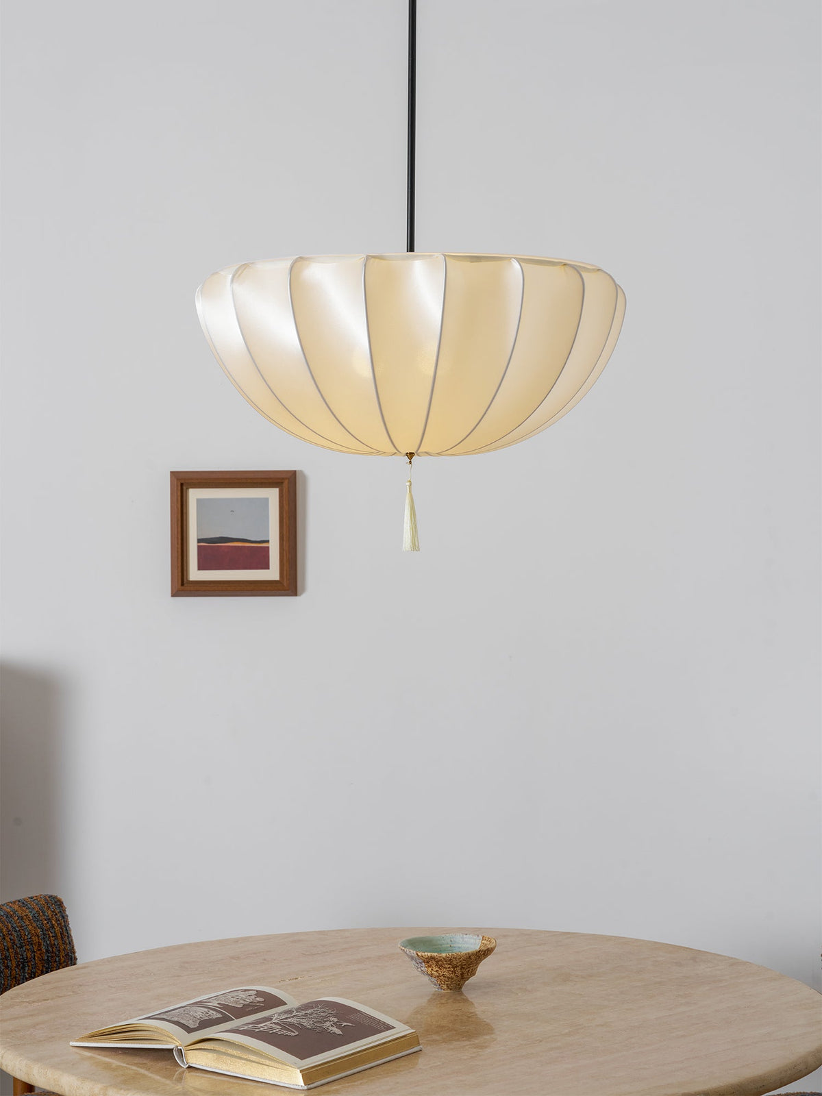 Lámpara colgante de tela plisada Alba en un salón luminoso – imagen 11