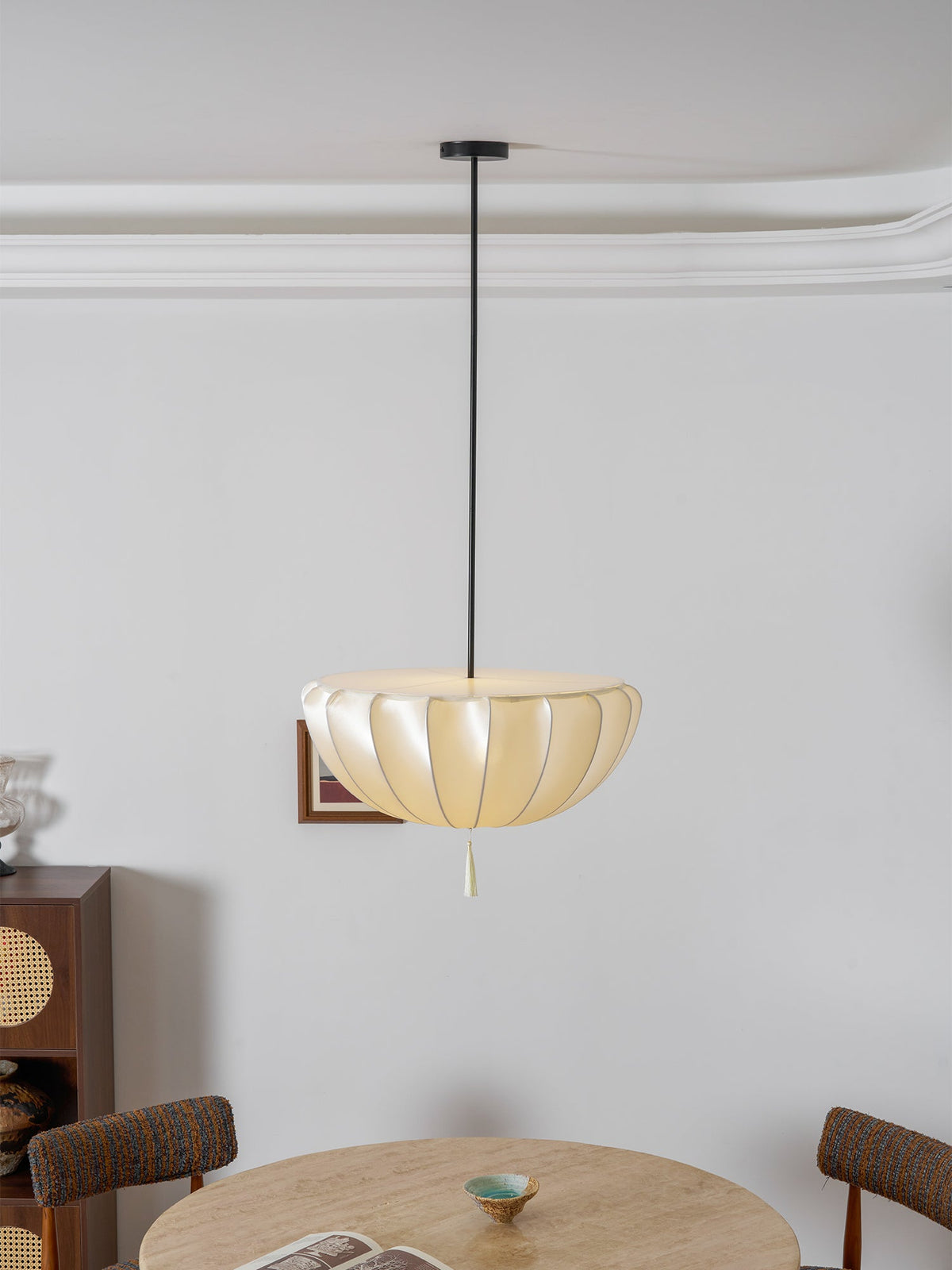 Lámpara colgante de tela plisada Alba en un salón luminoso – imagen 8
