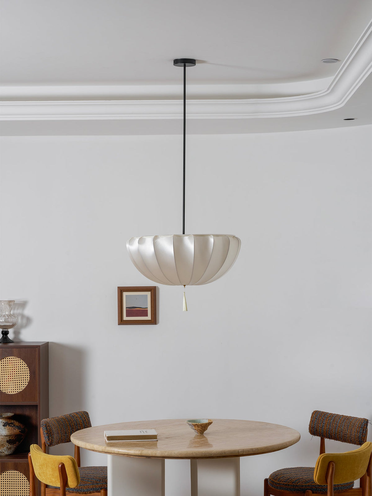 Lámpara colgante de tela plisada Alba en un salón luminoso – imagen 7
