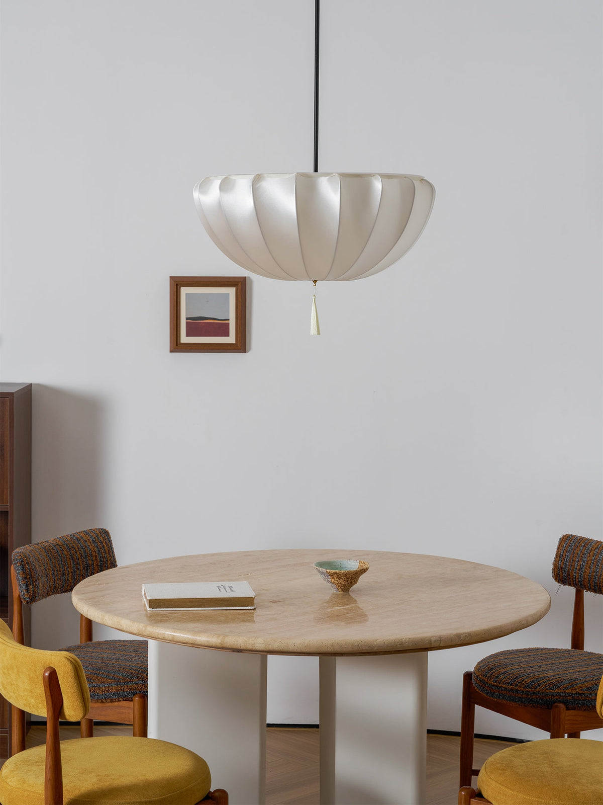 Lámpara colgante de tela plisada Alba en un salón luminoso – imagen 12