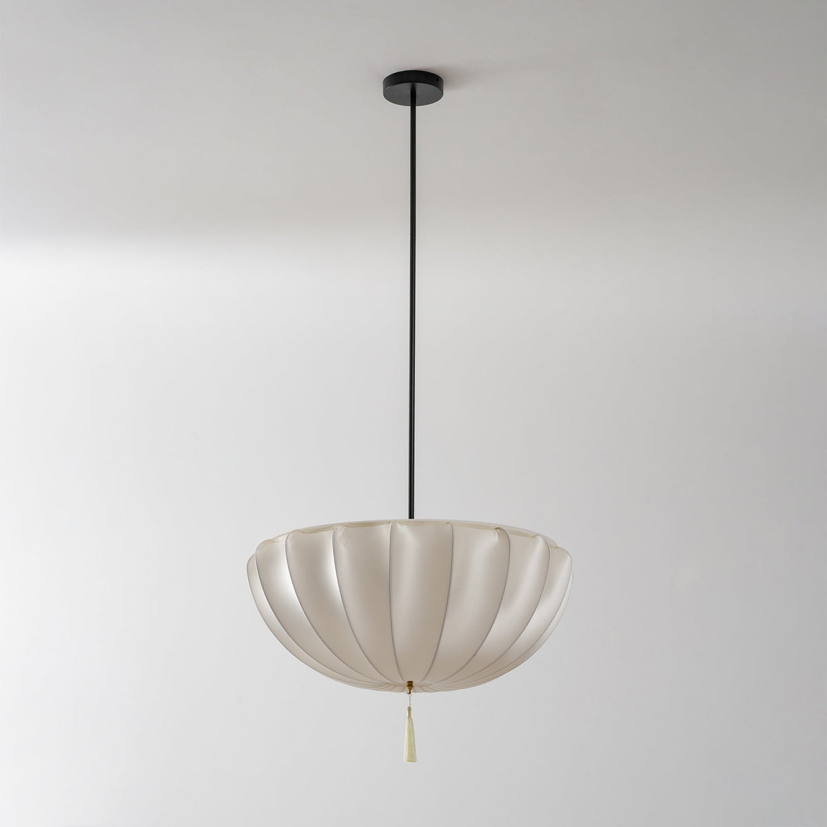 Lámpara colgante de tela plisada Alba en un salón luminoso – imagen 16