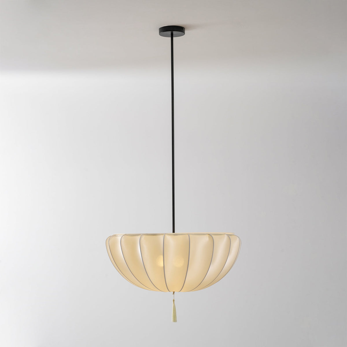 Lámpara colgante de tela plisada Alba en un salón luminoso – imagen 15