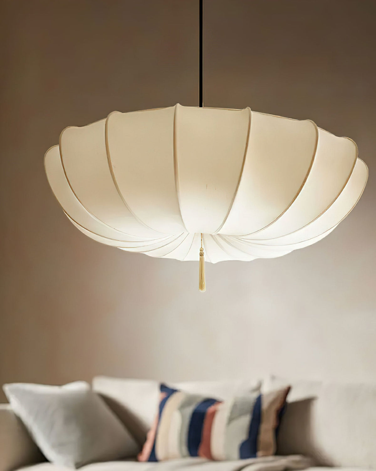 Lámpara colgante de tela plisada Alba en un salón luminoso – imagen 5