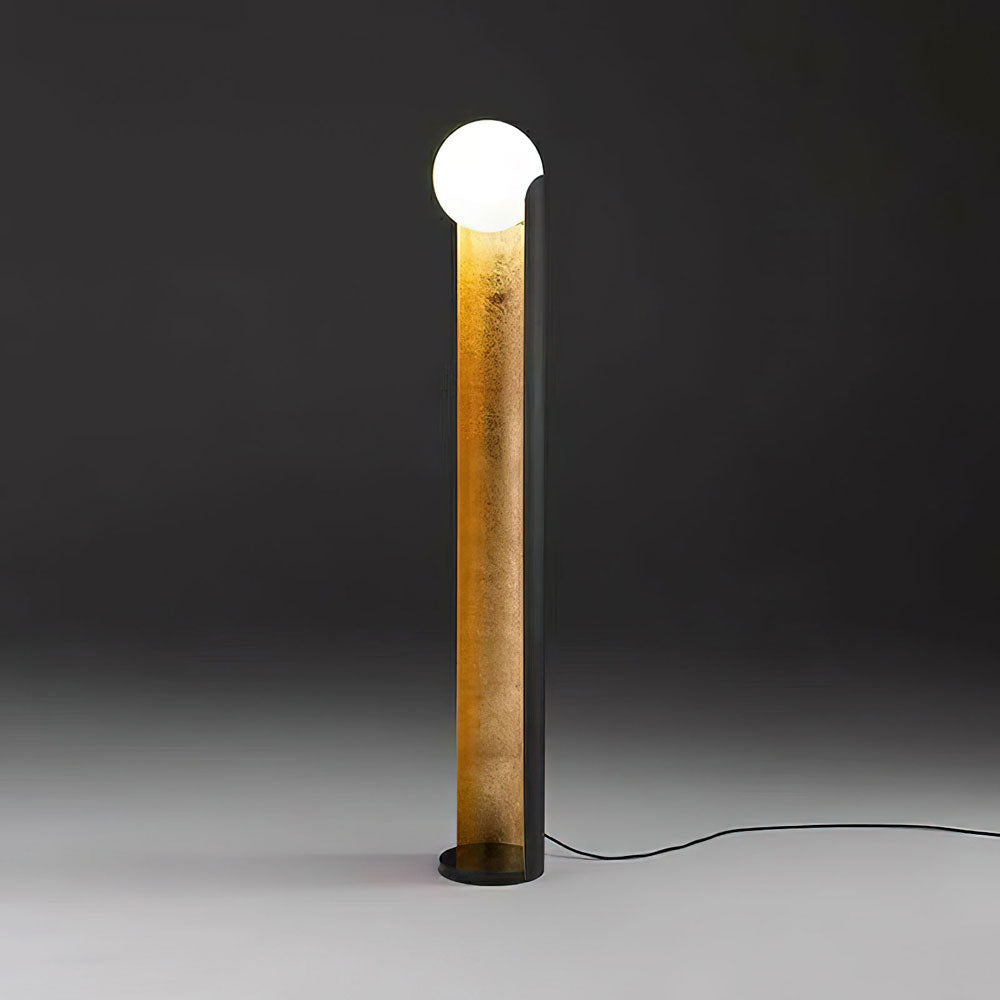 Lámpara de pie columna con globo de cristal Sirelia – encendida sobre fondo oscuro