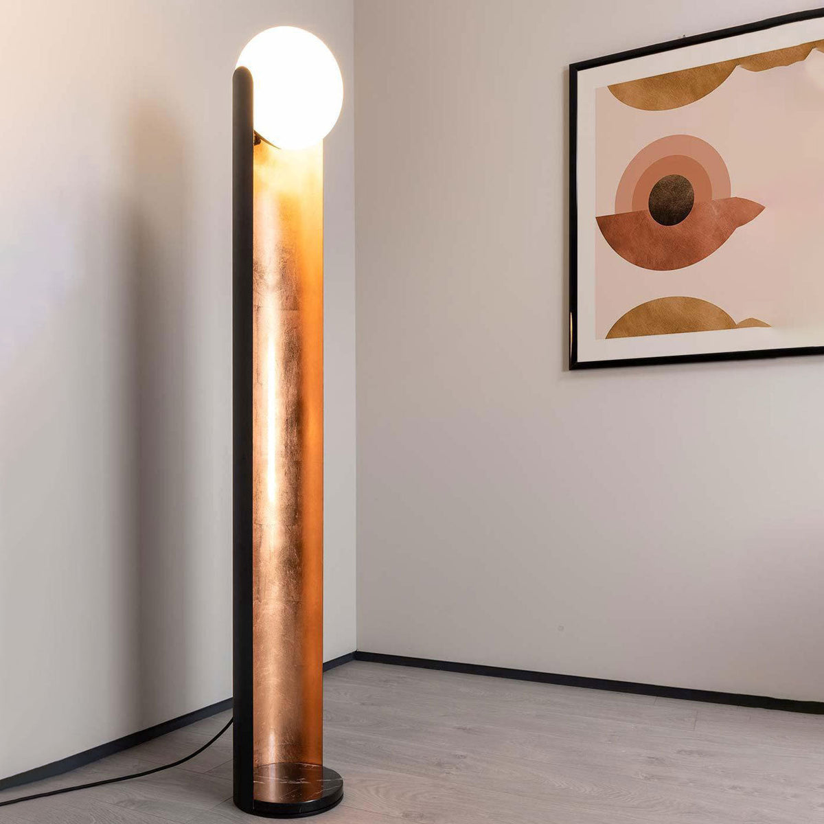 Lámpara de pie columna con globo de cristal Sirelia en un salón moderno – imagen 2