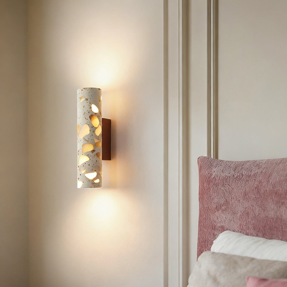 Aplique de pared de terrazo Terrela junto a una cama de madera – imagen 15
