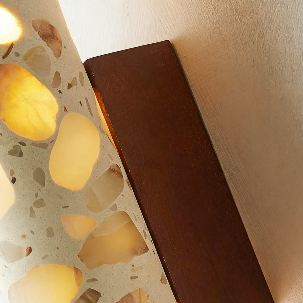 Aplique de pared de terrazo Terrela junto a una cama de madera – imagen 20
