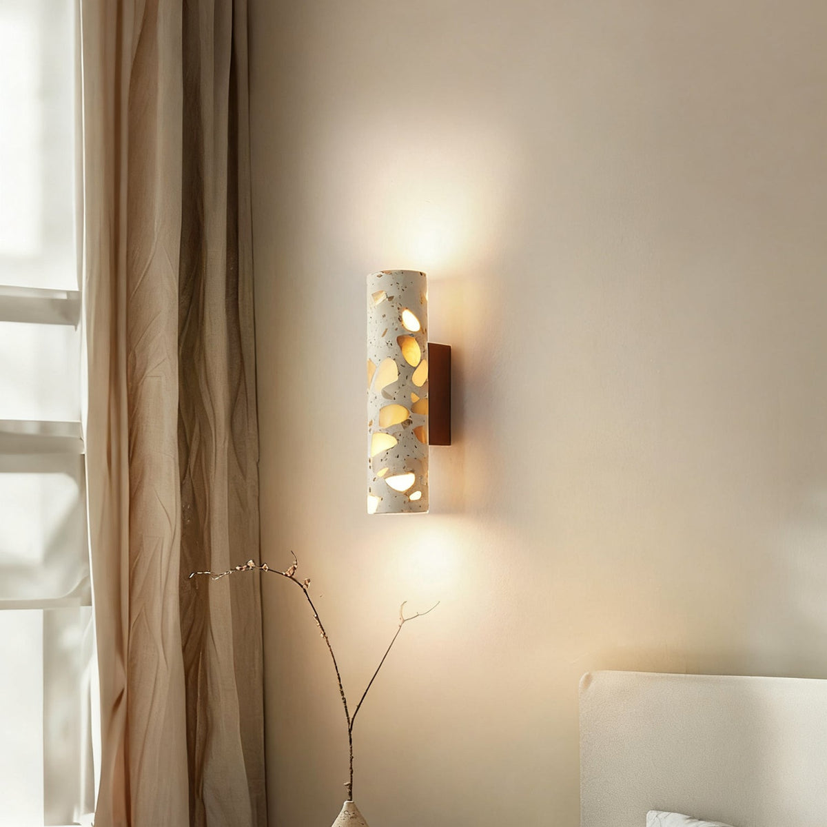Aplique de pared de terrazo Terrela junto a una cama de madera – imagen 6