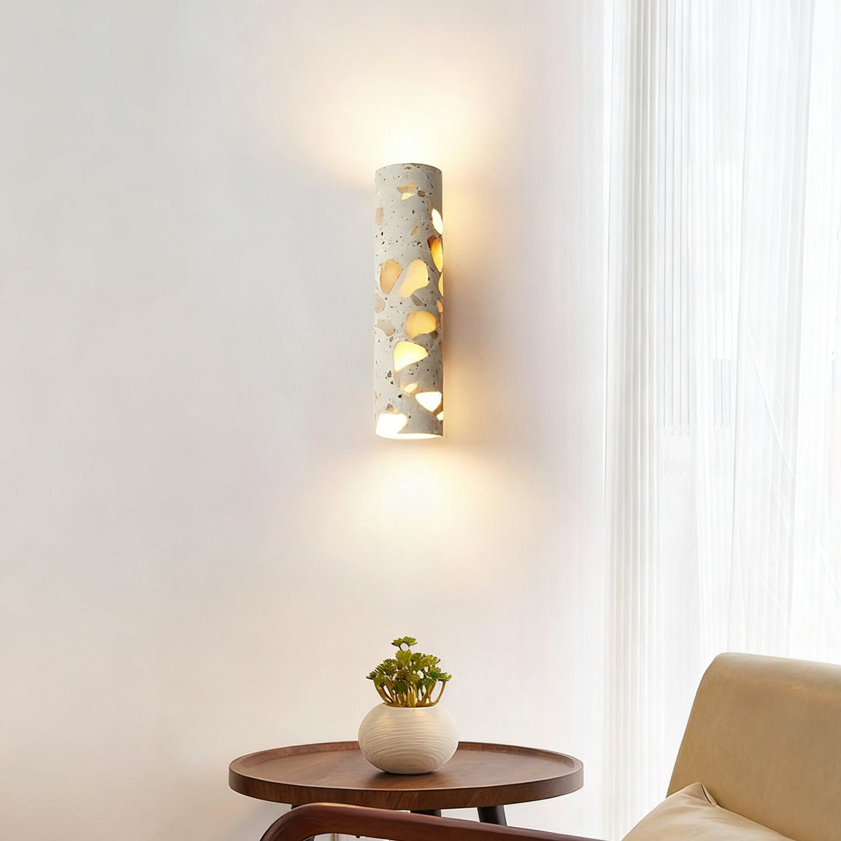 Aplique de pared de terrazo Terrela junto a una cama de madera – imagen 17