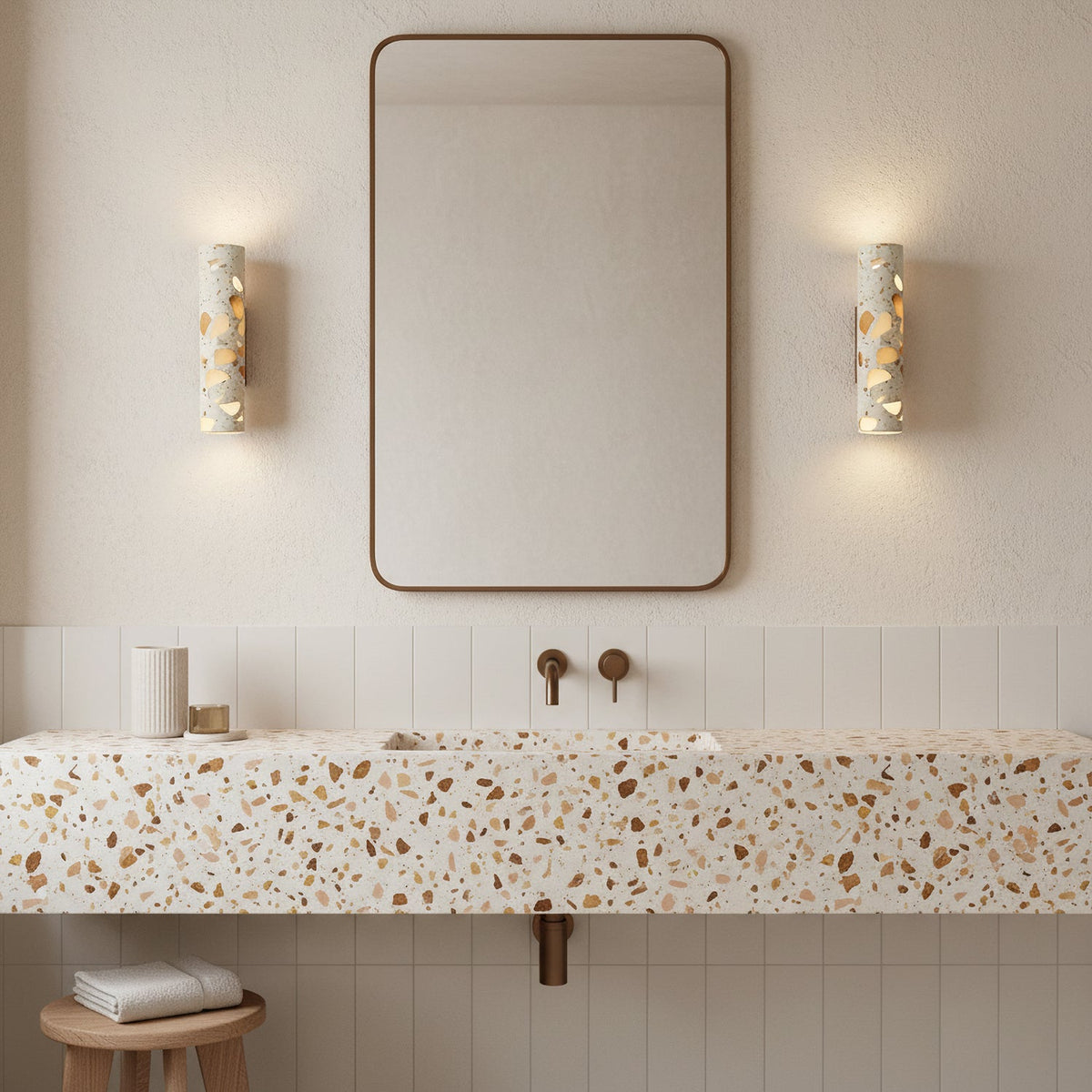 Aplique de pared de terrazo Terrela junto a una cama de madera – imagen 2