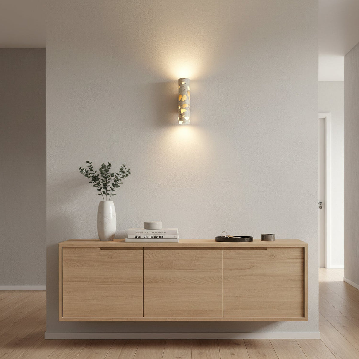 Aplique de pared de terrazo Terrela junto a una cama de madera – imagen 13