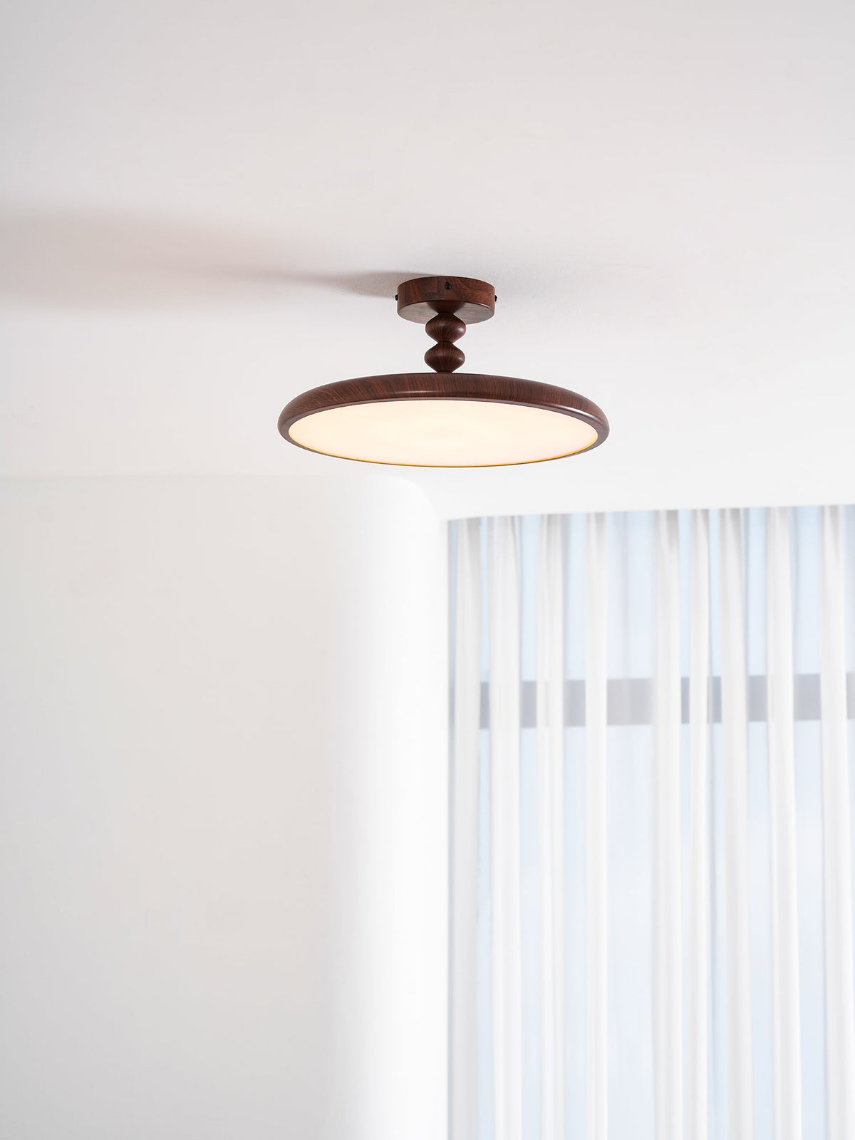 Plafón LED efecto nogal Eclipsa en un dormitorio cálido – imagen 16