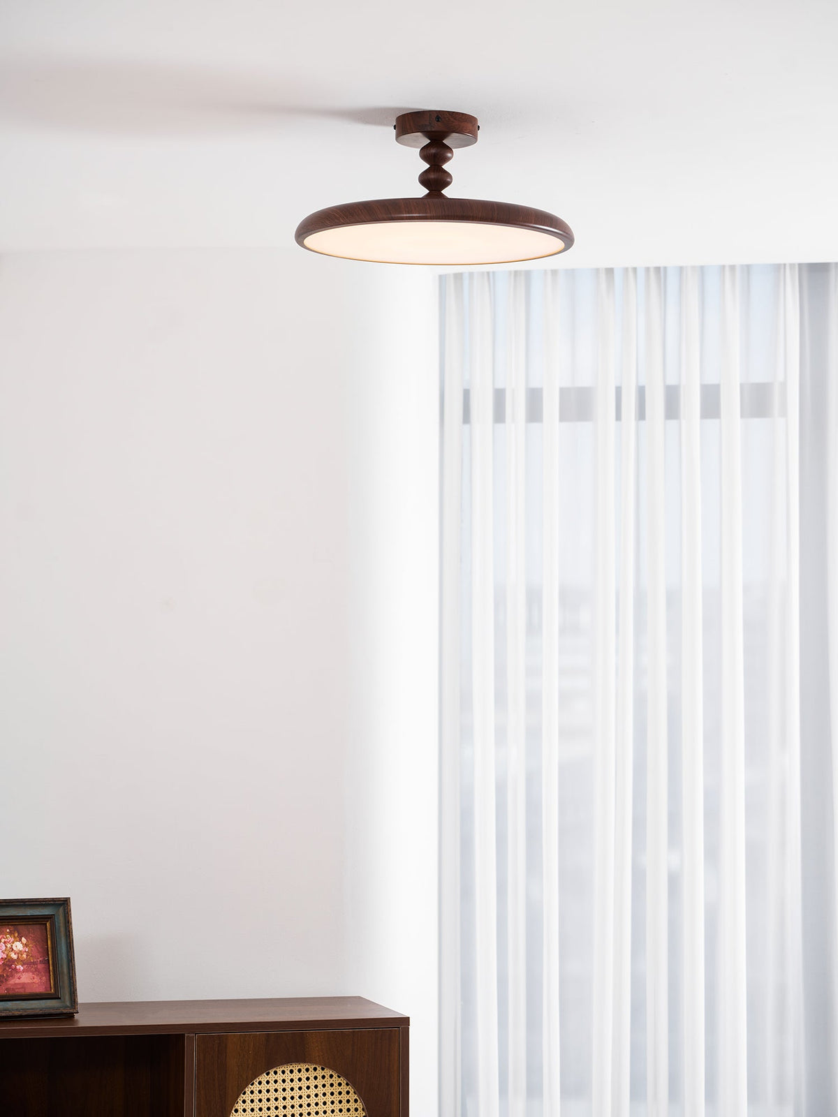Plafón LED efecto nogal Eclipsa en un dormitorio cálido – imagen 15