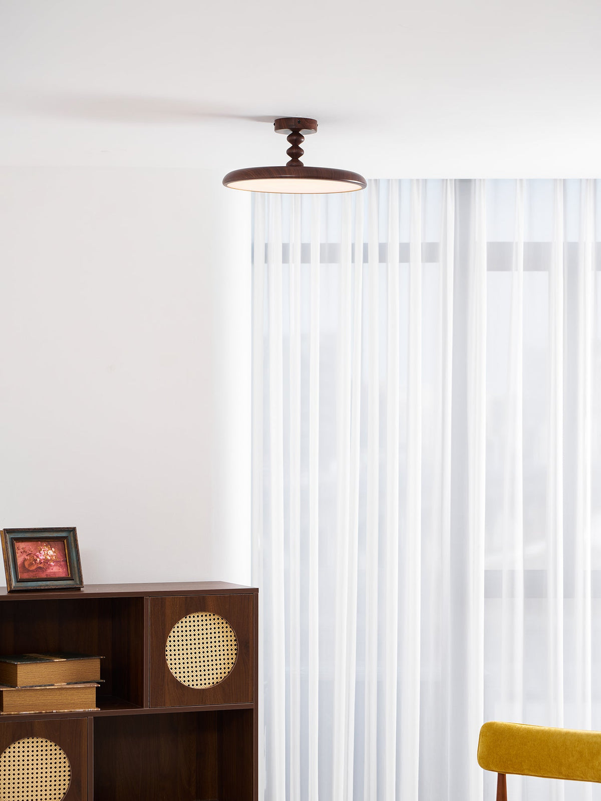 Plafón LED efecto nogal Eclipsa en un dormitorio cálido – imagen 17