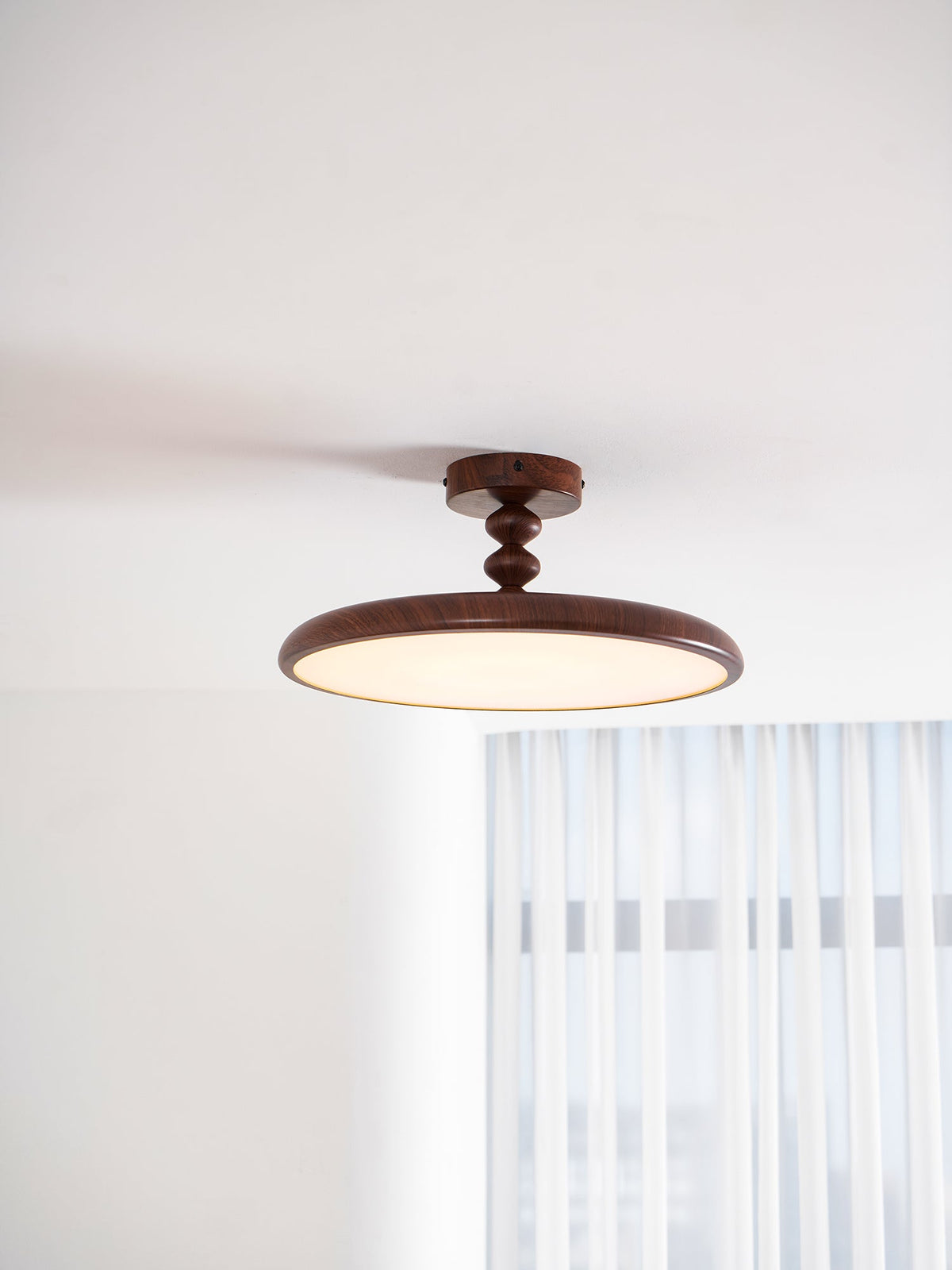 Plafón LED efecto nogal Eclipsa en un dormitorio cálido – imagen 19