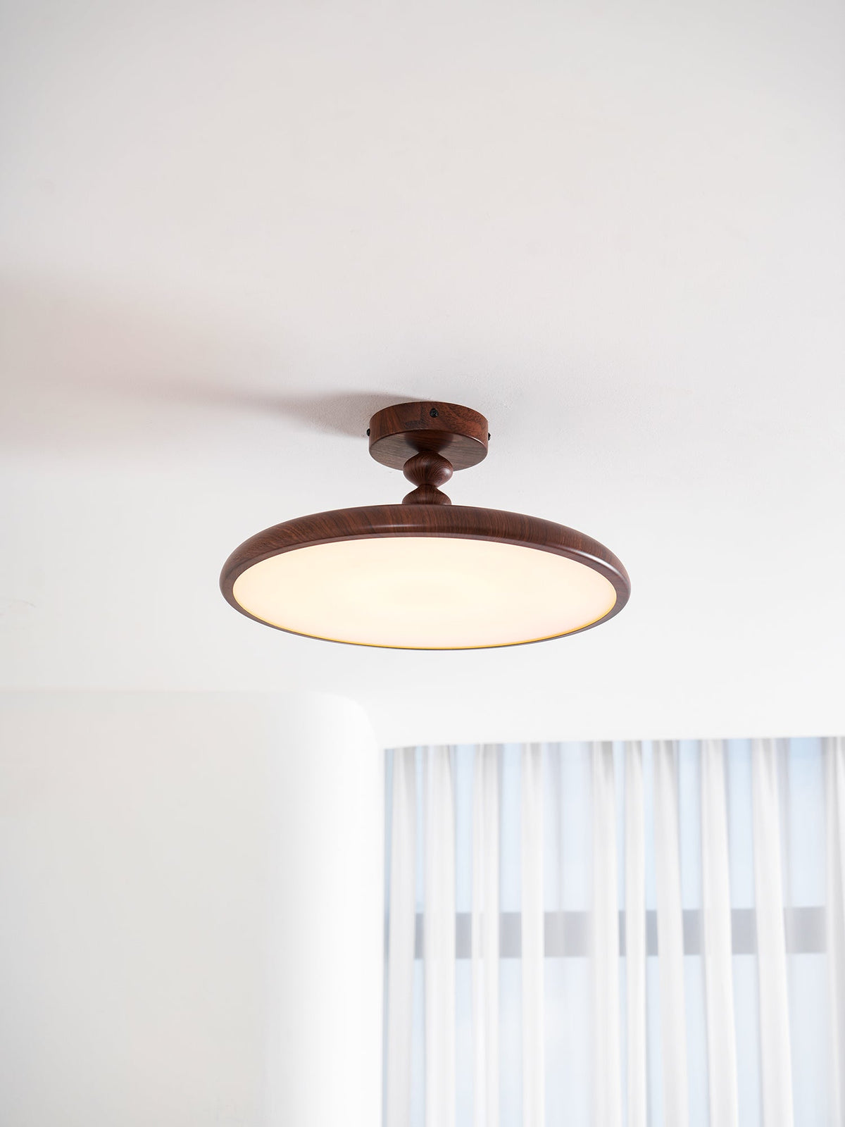 Plafón LED efecto nogal Eclipsa en un dormitorio cálido – imagen 18