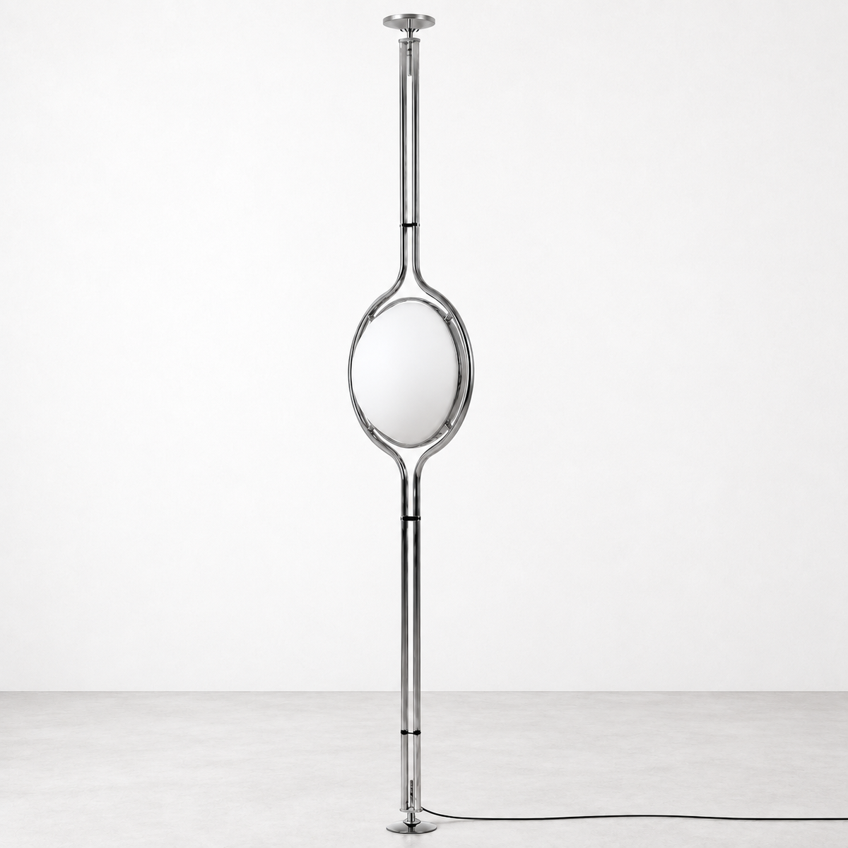 Lámpara de pie de suelo a techo Seluna con globo opal – vista lateral derecha