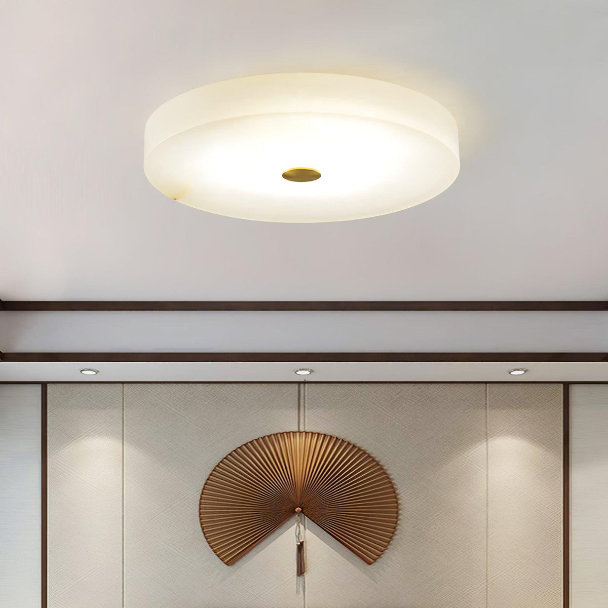 Plafón LED de alabastro Albrena en un dormitorio sereno – imagen 10