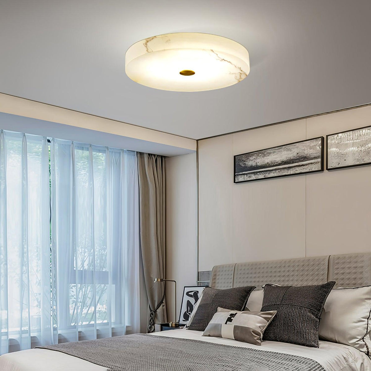 Plafón LED de alabastro Albrena – en un dormitorio
