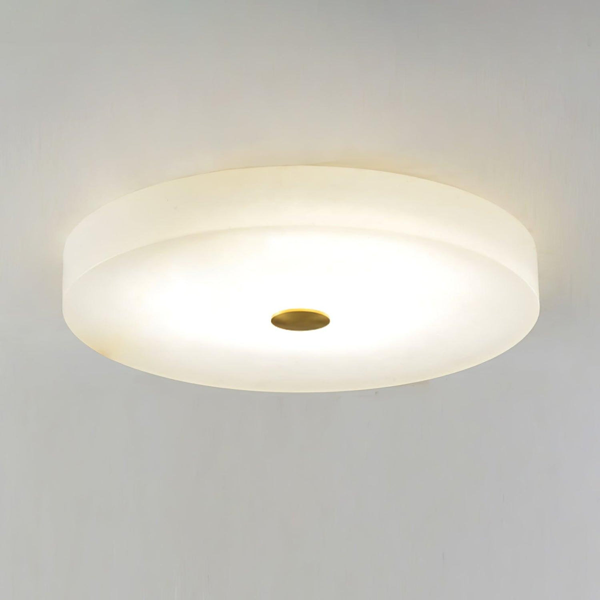 Plafón LED de alabastro Albrena – encendido con detalle dorado