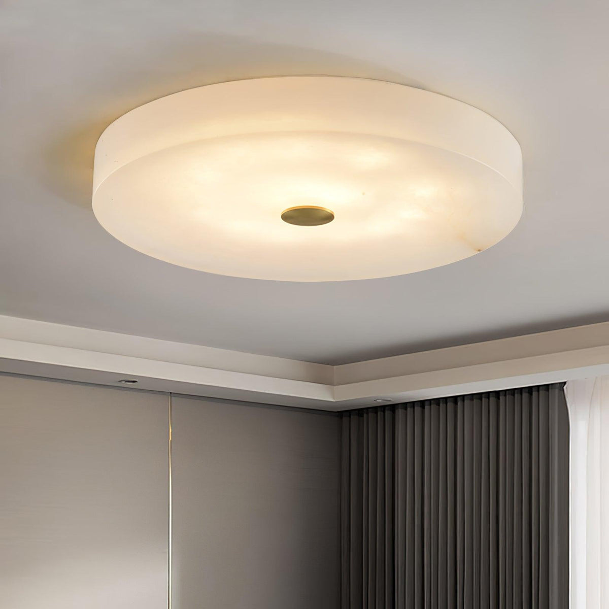 Plafón LED de alabastro Albrena en un dormitorio sereno – imagen 12