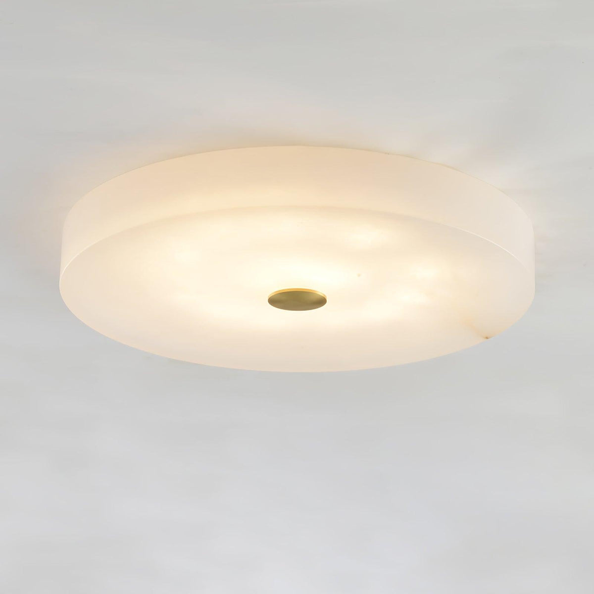 Plafón LED de alabastro Albrena – con detalle dorado