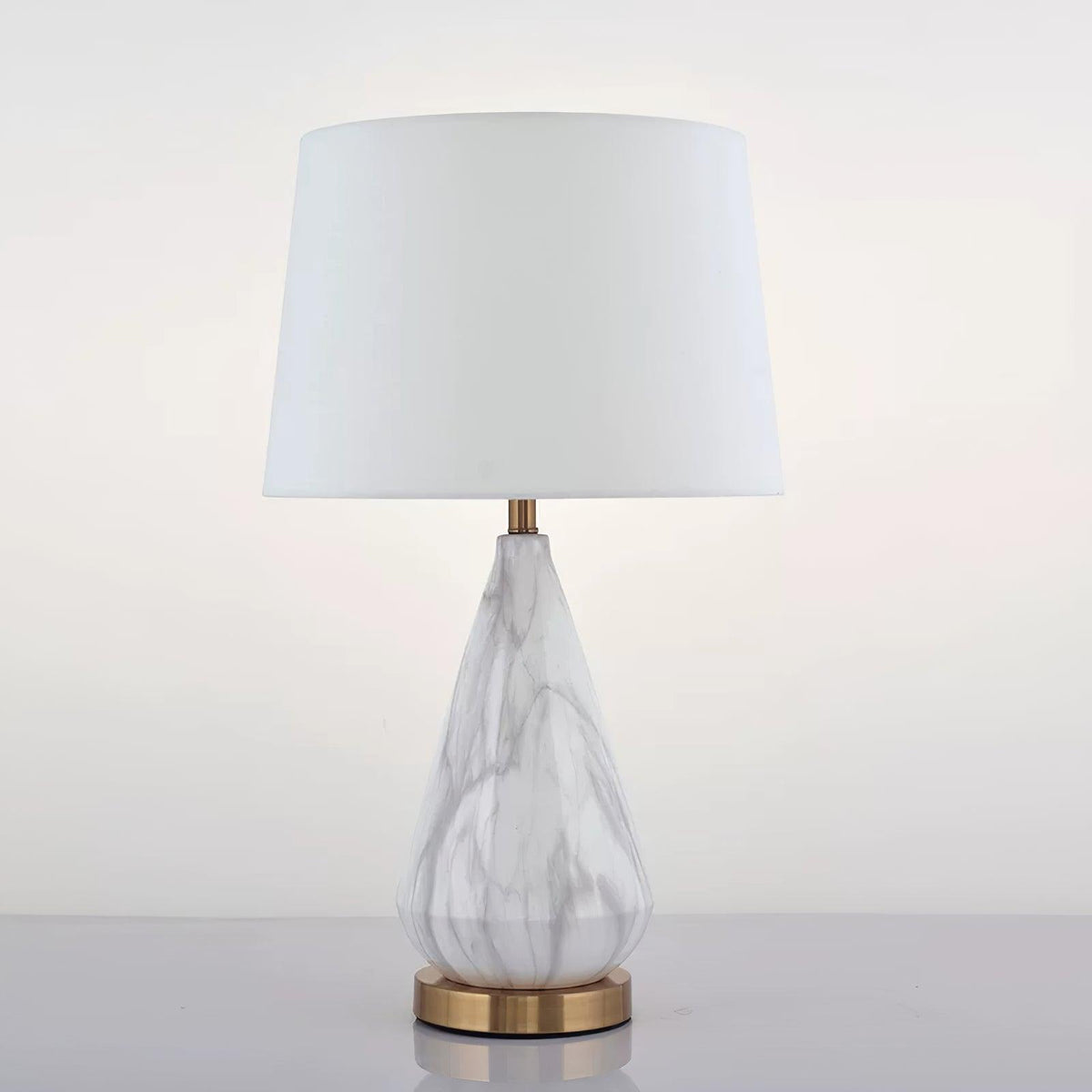 Lámpara de mesa de mármol Jaspera – versión blanca con pantalla de lino crema