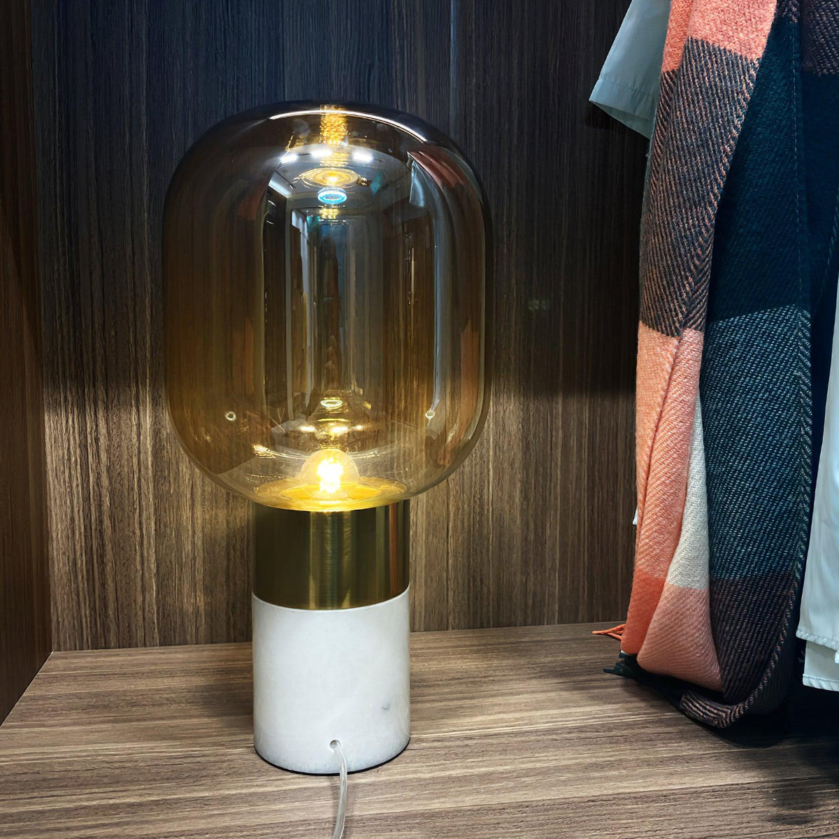 Lámpara de mesa de mármol y cristal Kavira en un dormitorio elegante – imagen 11