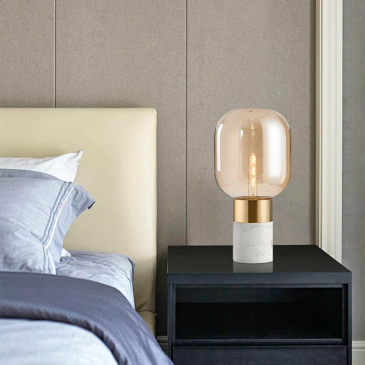 Lámpara de mesa de mármol y cristal Kavira en un dormitorio elegante – imagen 7