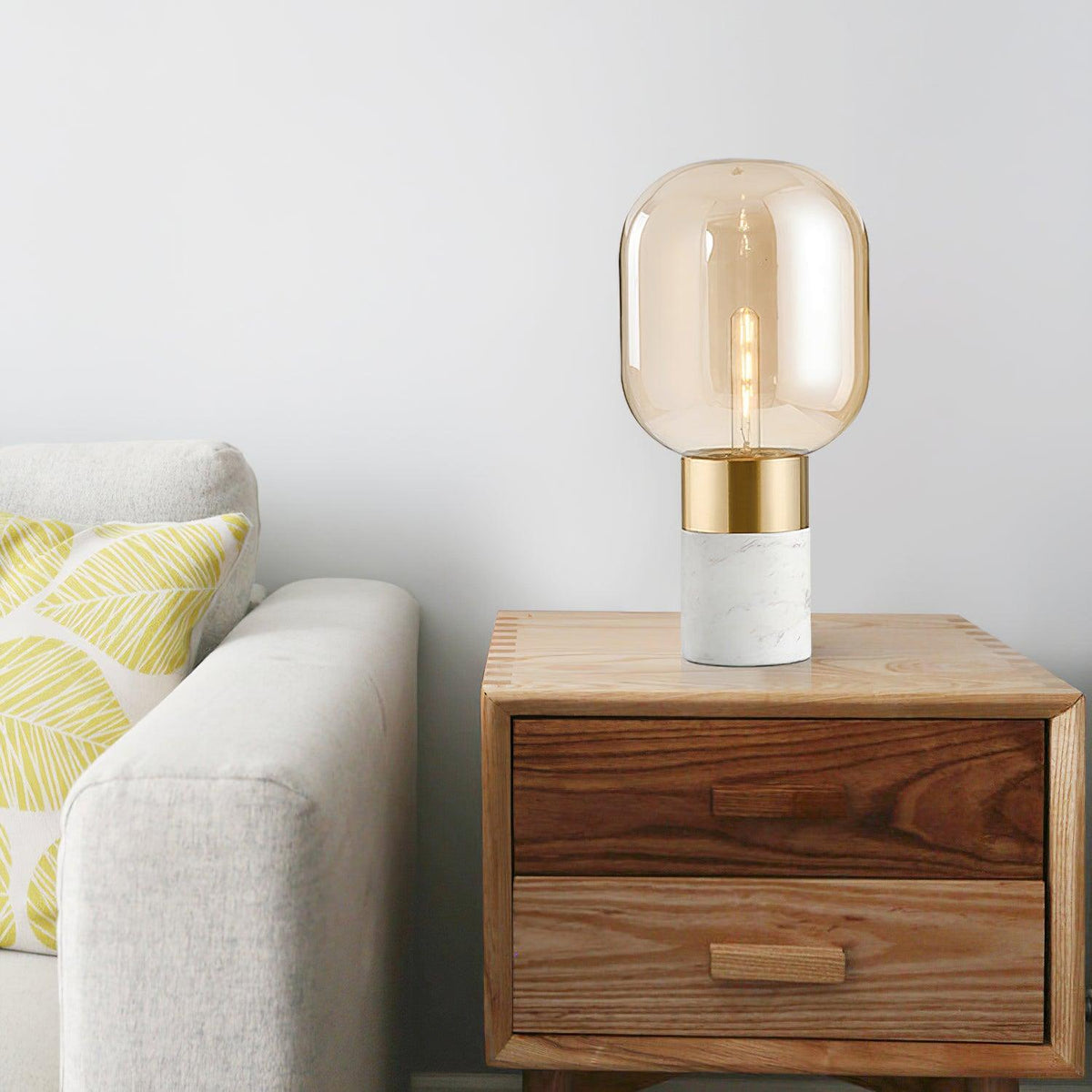 Lámpara de mesa de mármol y cristal Kavira en un dormitorio elegante – imagen 4