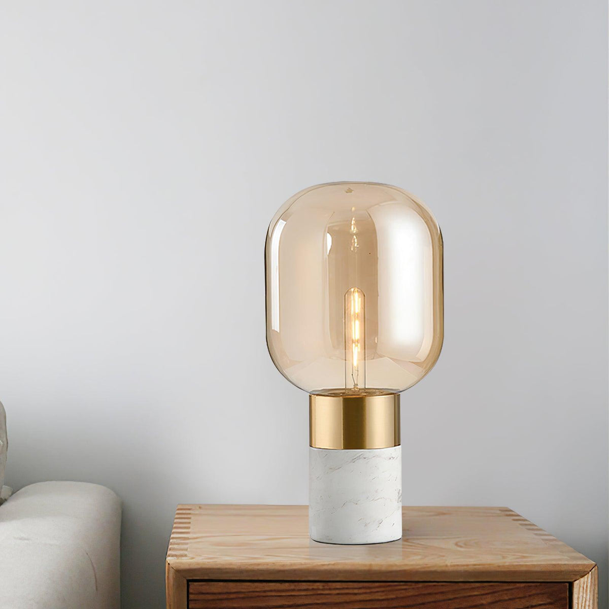 Lámpara de mesa de mármol y cristal Kavira en un dormitorio elegante – imagen 3