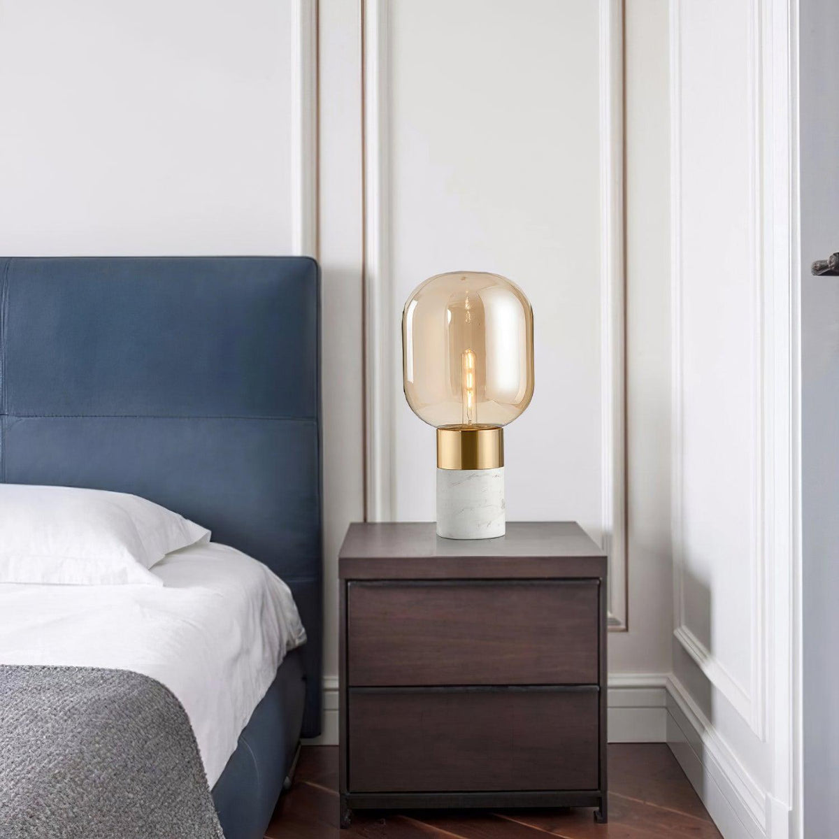 Lámpara de mesa de mármol y cristal Kavira en un dormitorio elegante – imagen 10