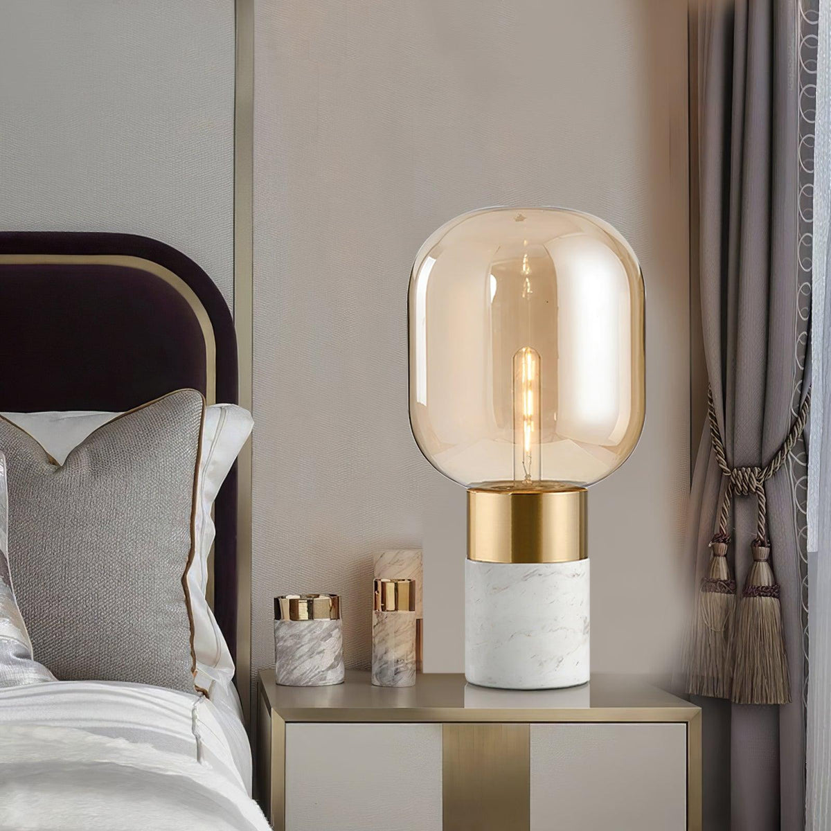 Lámpara de mesa de mármol y cristal Kavira en un dormitorio elegante – imagen 5