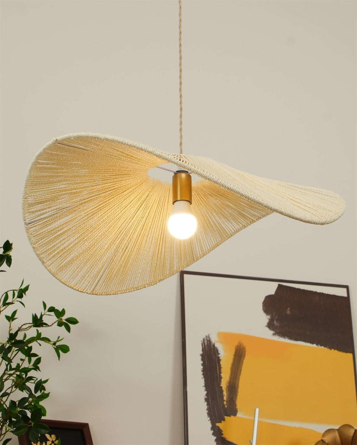 Lámpara colgante sombrero de cuerda Alabrisa sobre una mesa de comedor – imagen 17