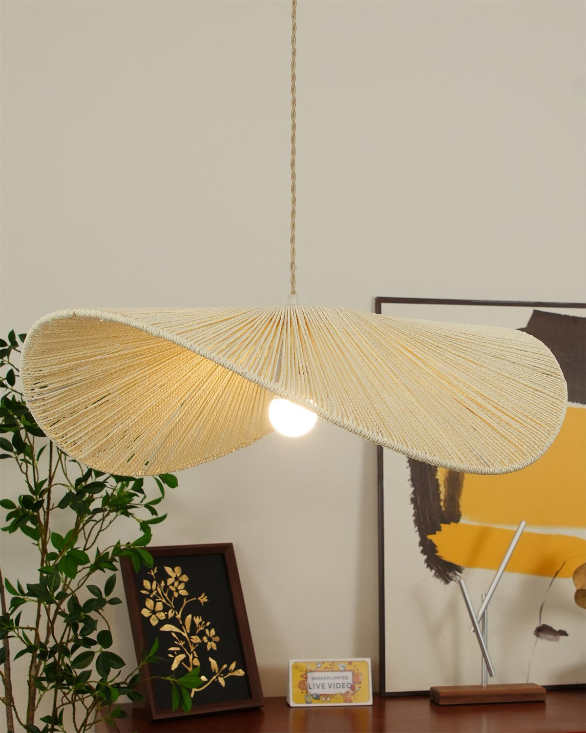 Lámpara colgante sombrero de cuerda Alabrisa sobre una mesa de comedor – imagen 8
