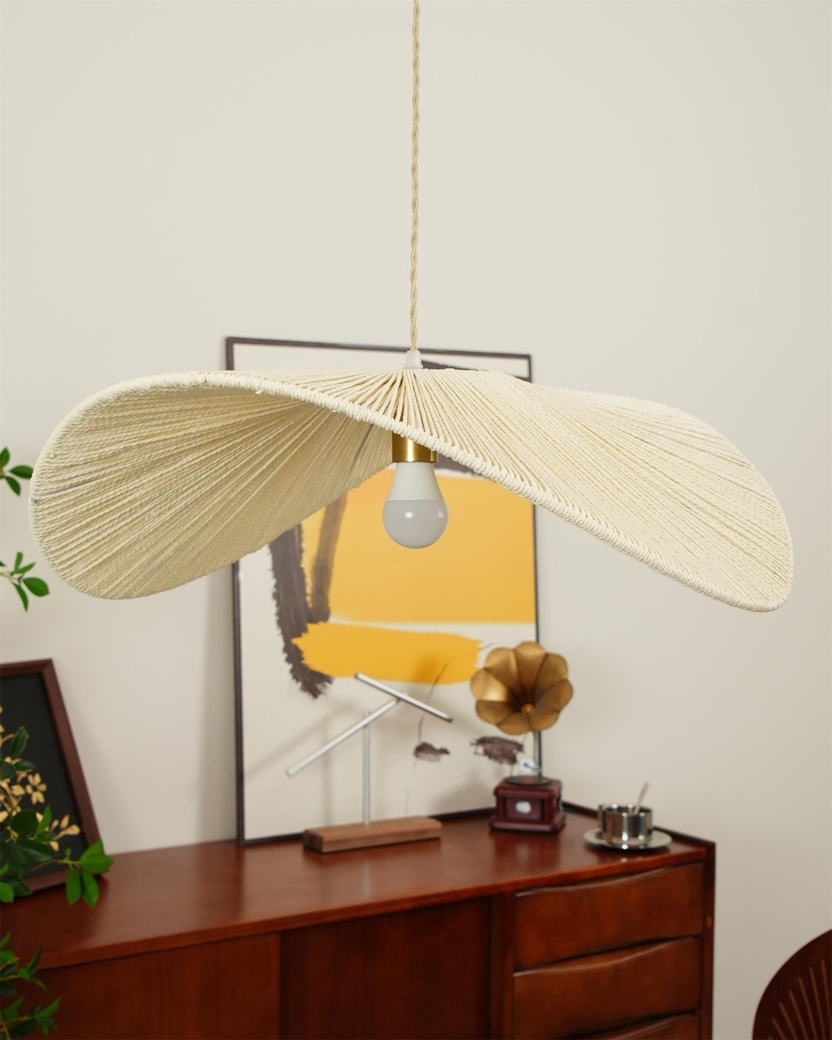 Lámpara colgante sombrero de cuerda Alabrisa sobre una mesa de comedor – imagen 14