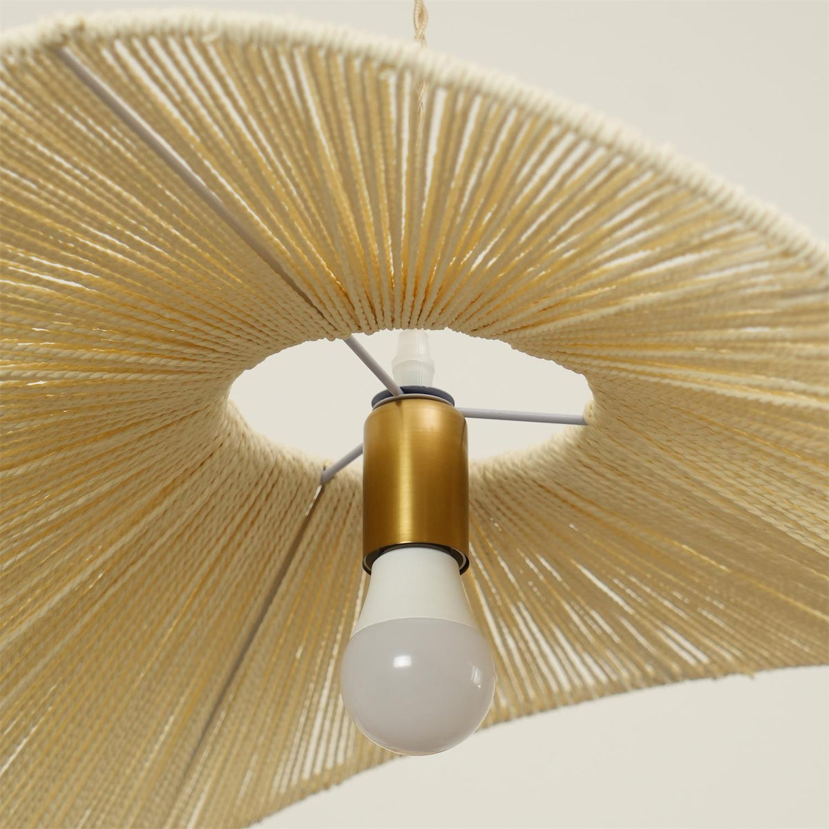 Lámpara colgante sombrero de cuerda Alabrisa sobre una mesa de comedor – imagen 26