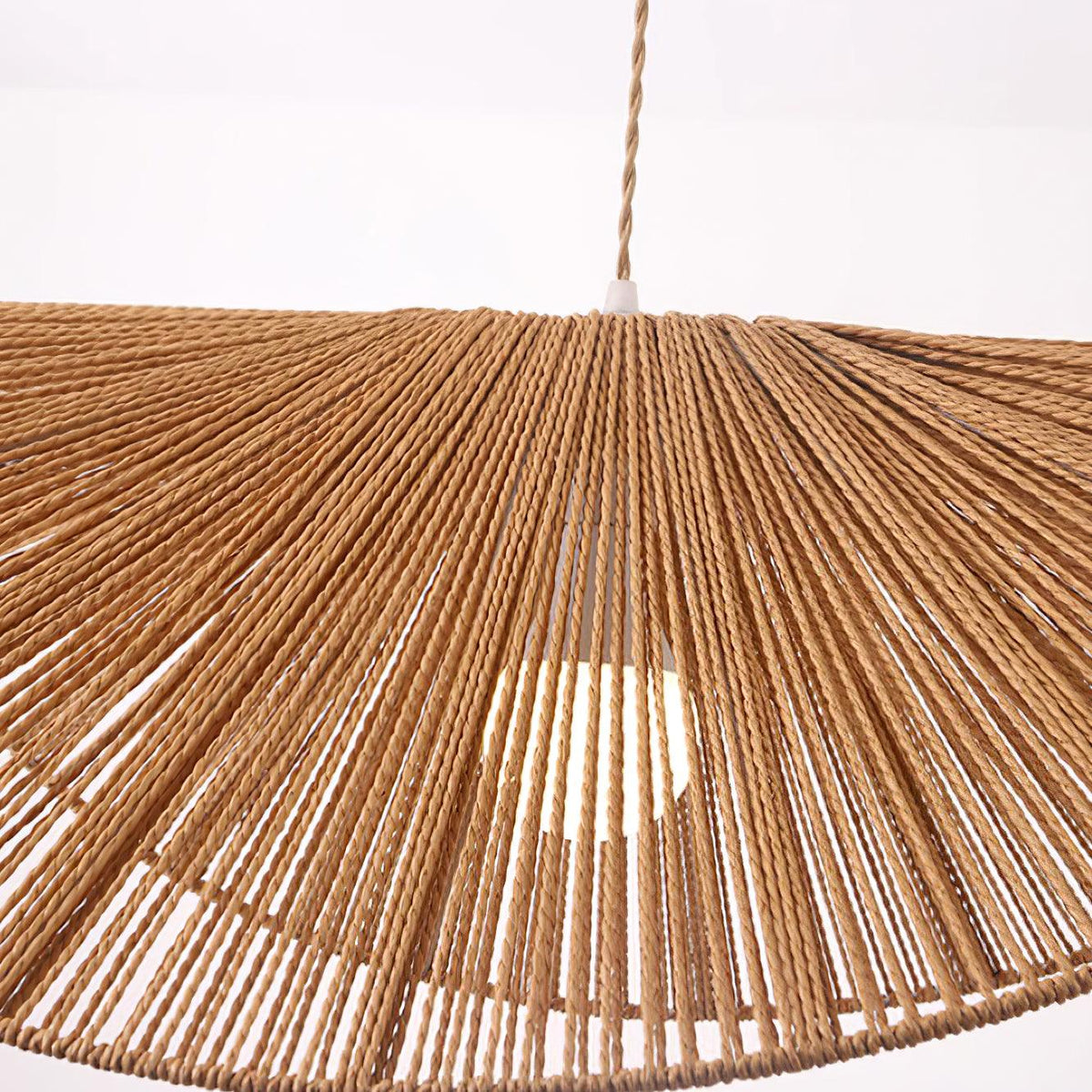 Lámpara colgante sombrero de cuerda Alabrisa sobre una mesa de comedor – imagen 24