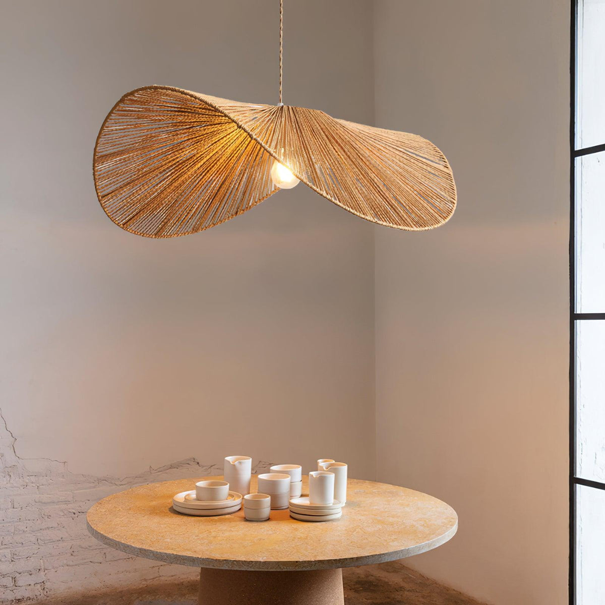 Lámpara colgante sombrero de cuerda Alabrisa sobre una mesa de comedor – imagen 6