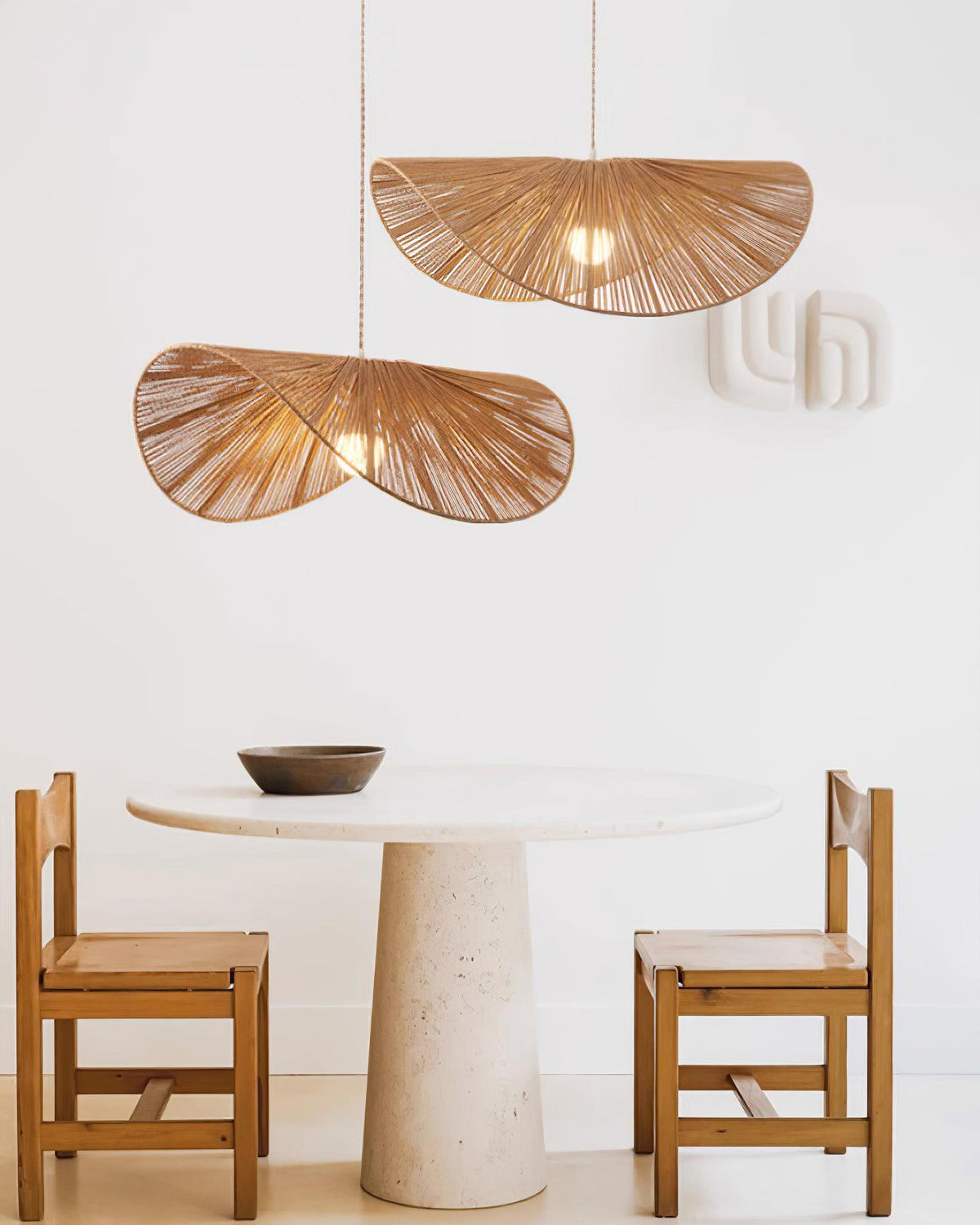 Lámpara colgante sombrero de cuerda Alabrisa sobre una mesa de comedor – imagen 7