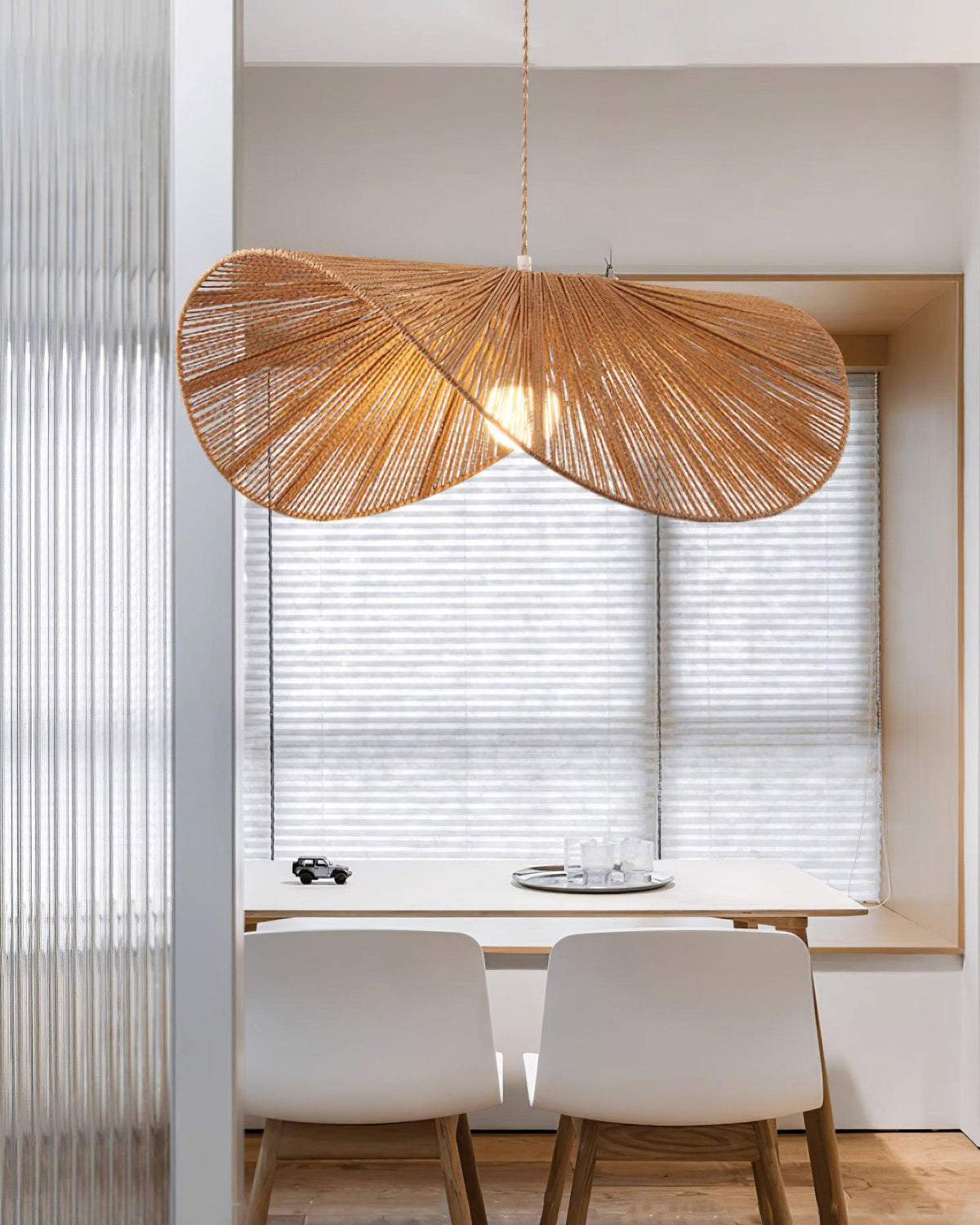 Lámpara colgante sombrero de cuerda Alabrisa sobre una mesa de comedor – imagen 18