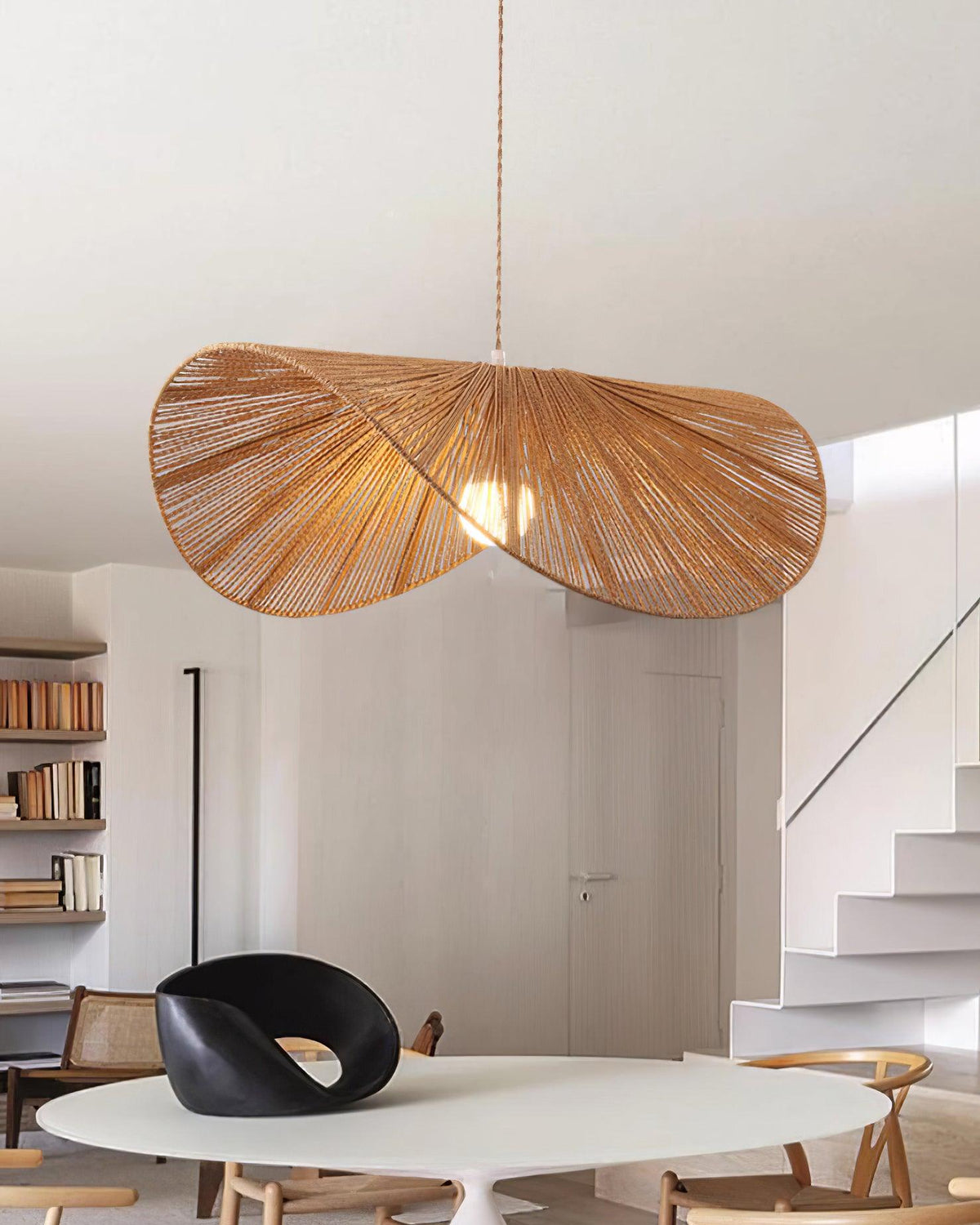Lámpara colgante sombrero de cuerda Alabrisa sobre una mesa de comedor – imagen 19