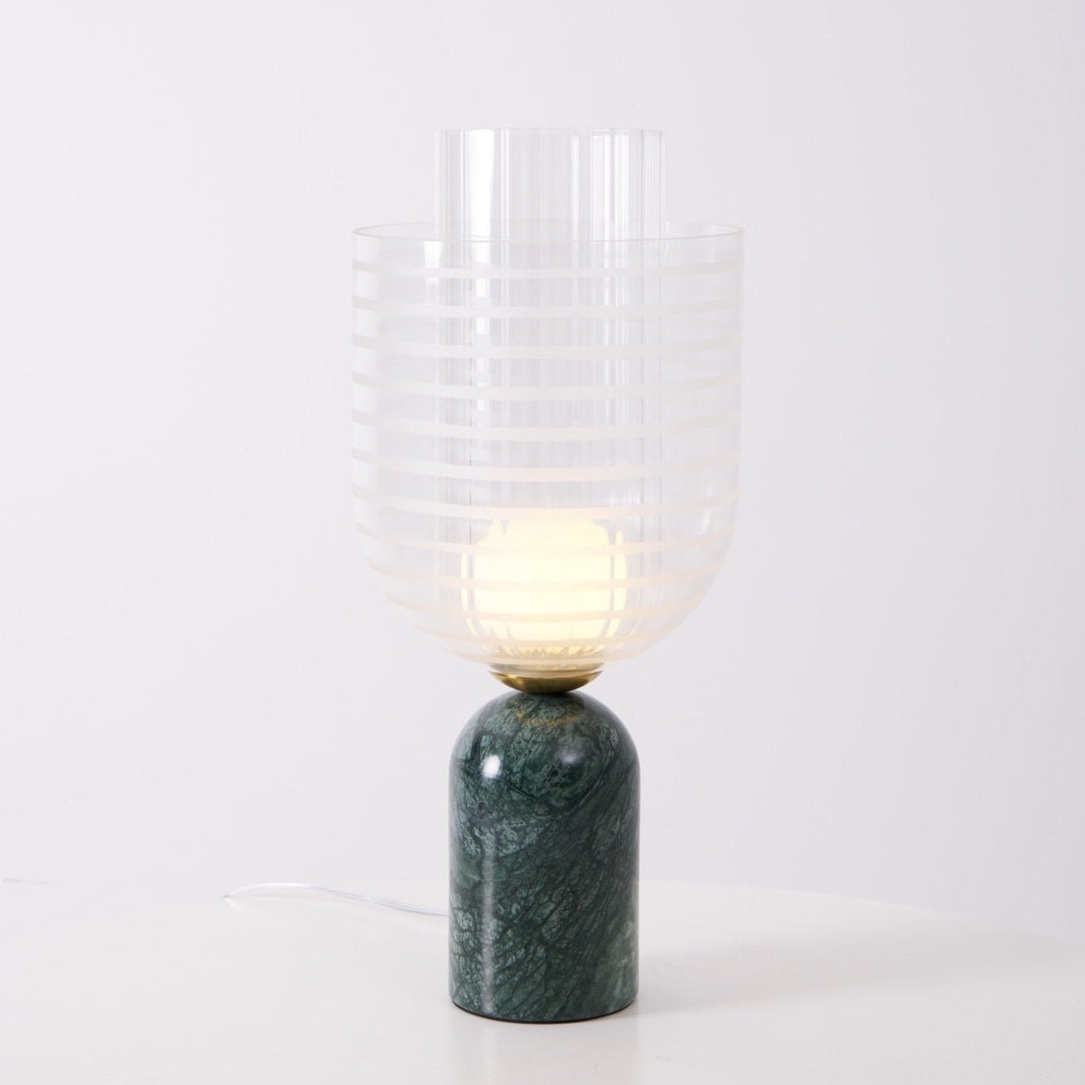Lámpara de mesa de mármol verde Hinara sobre una consola de mármol – imagen 3