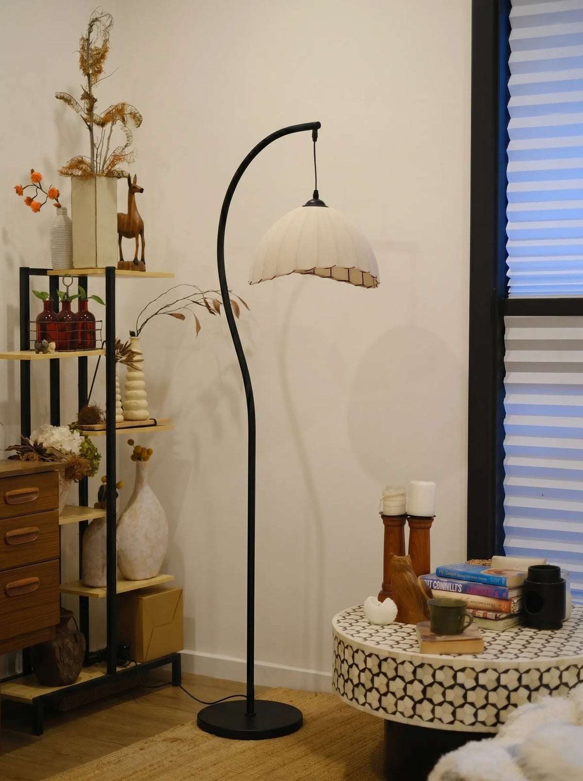 Lámpara de pie de arco Hilacia en un salón de estilo japandi – imagen 7