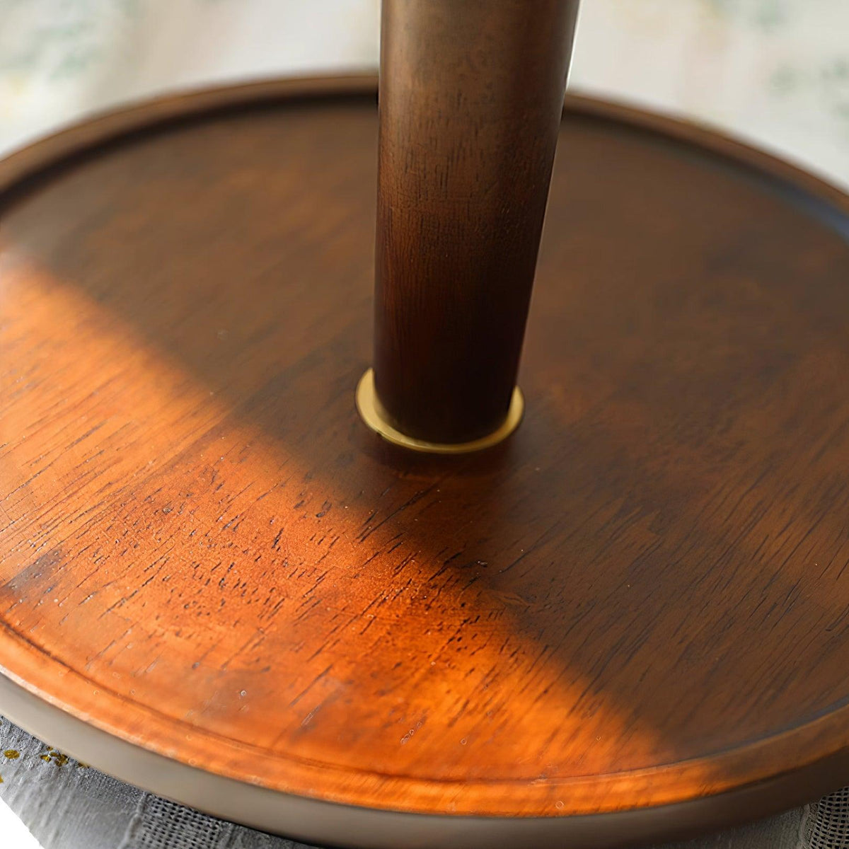Lámpara de mesa plisada Ripela – sobre un mueble con tocadiscos