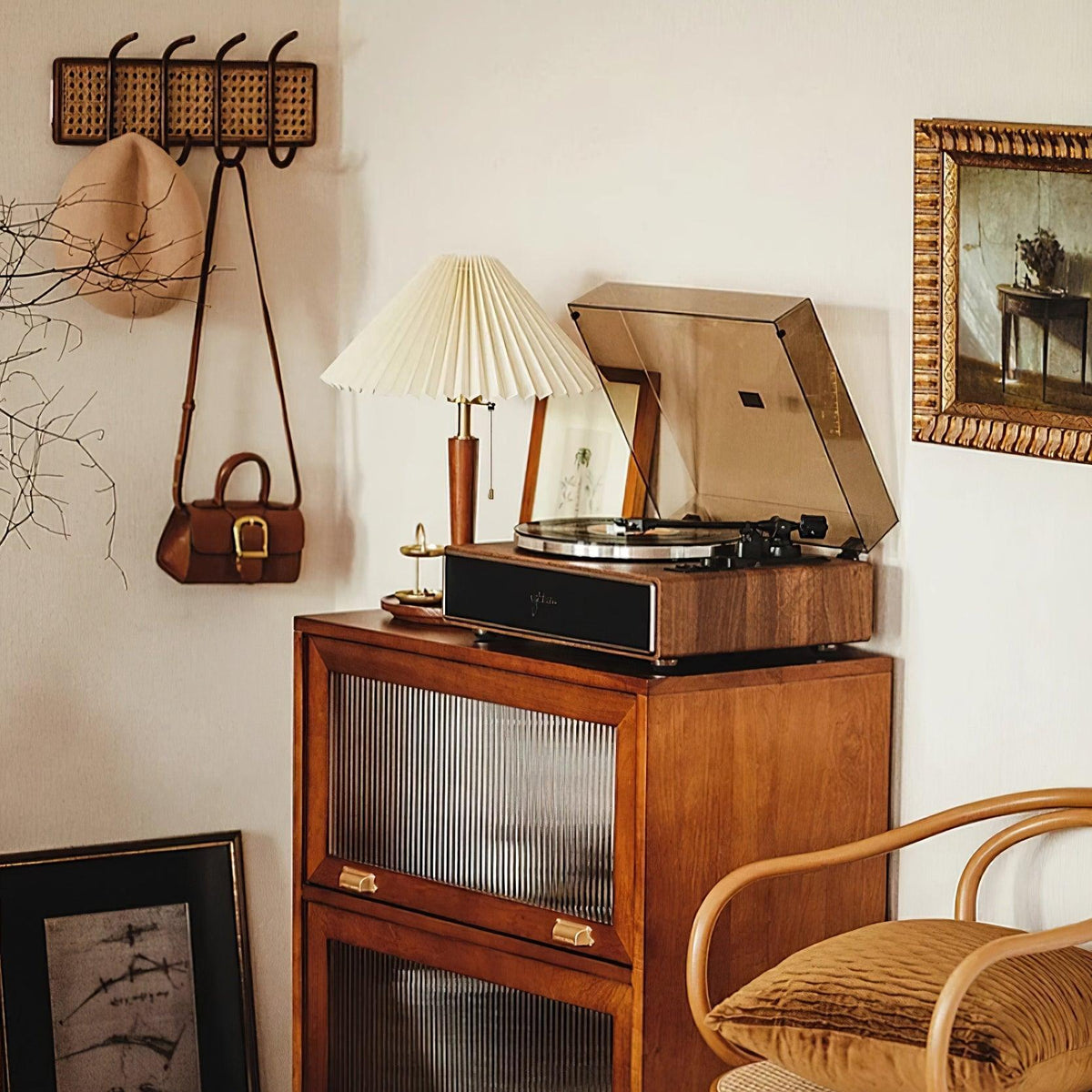 Lámpara de mesa plisada Ripela – en una estantería con libros y tocadiscos
